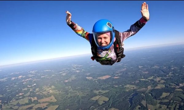 垒富配资 美国资深跳伞者死亡, 与别人的降落伞相撞, 有160多次跳伞经验