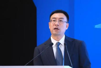 兴盛网  曾任证监会发行监管部副主任，李筱强长期借用他人账户违规买卖股票，以“业务咨询”“投资入股”名义收受巨额财物，离职后仍不知止